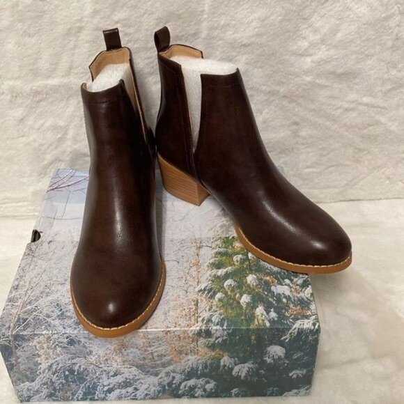 Women's ankle booties with V cut/size 7 - Picture 7 of 9